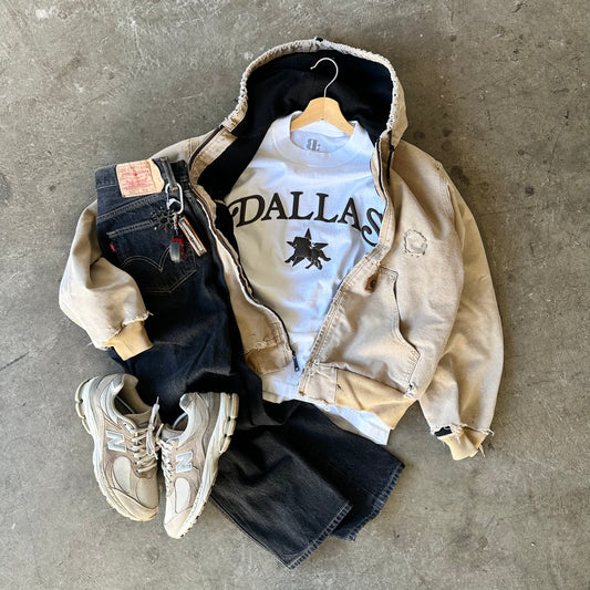 DALLAS PUFF PRINT TEE: MOCHA ON WHITE