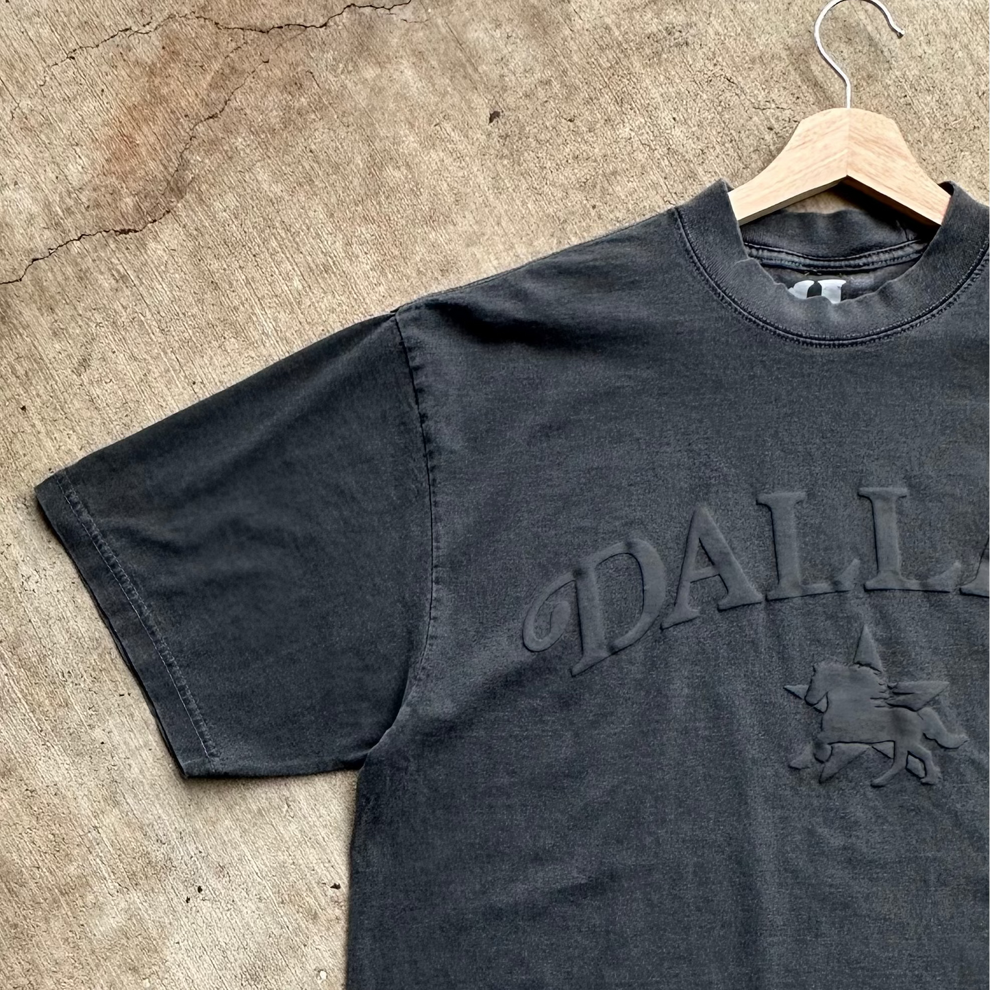 DALLAS PUFF PRINT TEE: CONCRETE