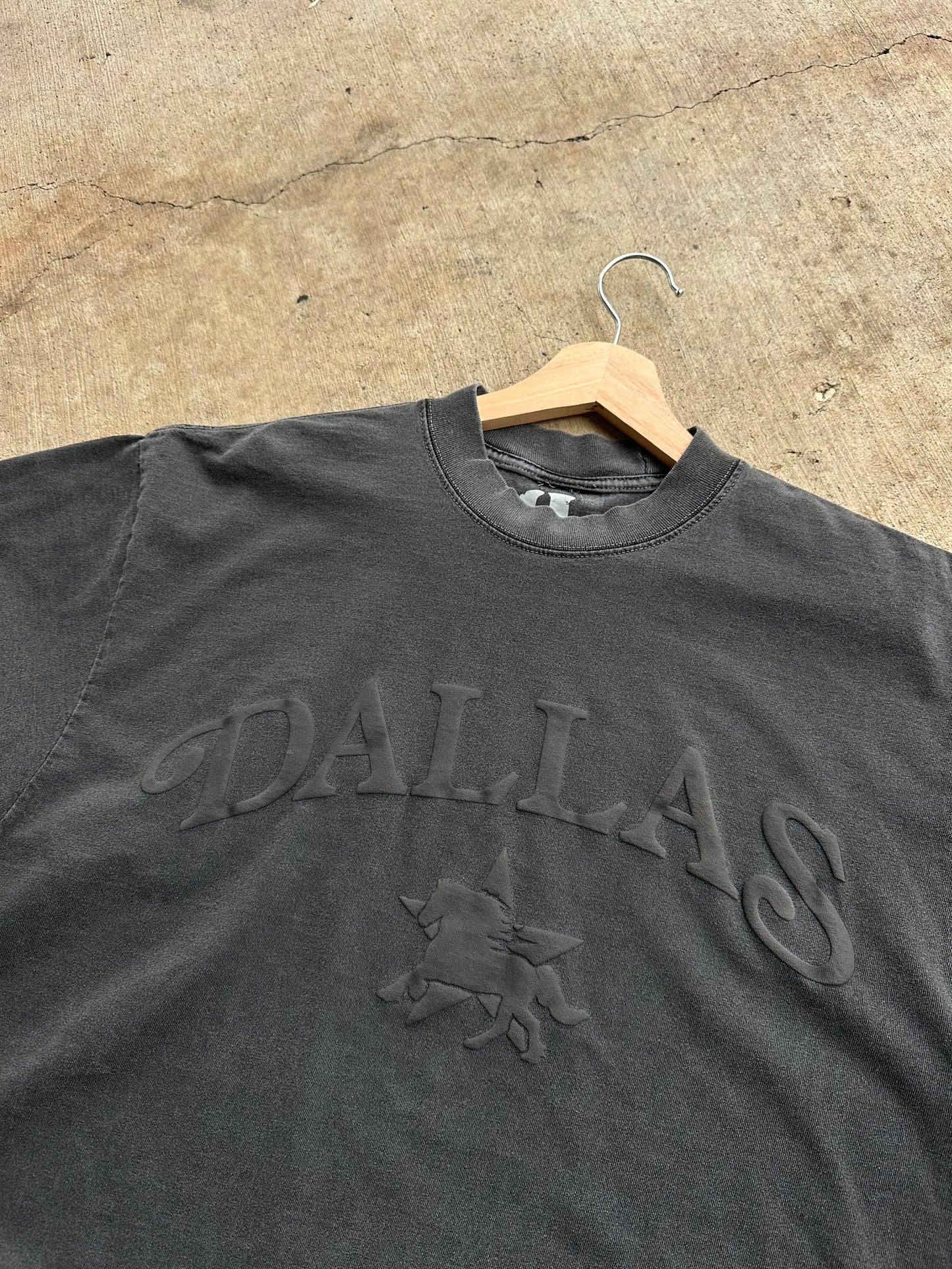 DALLAS PUFF PRINT TEE: CONCRETE